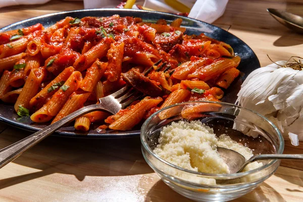 이탈리아의 파스타에 토마토 소스를 곁들인 이탈리아 소시지 — 스톡 사진