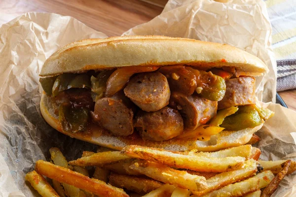 Cebollas Salchichas Fritas Pimientos Rojos Verdes Amarillos Pan Sándwich —  Fotos de Stock