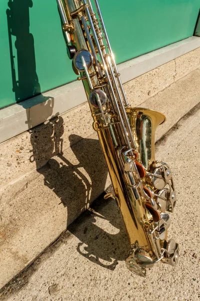 Outdoor Jazz Intrattenimento Strumento Musicale Sassofono Con Sfondo Strada Grungy — Foto Stock