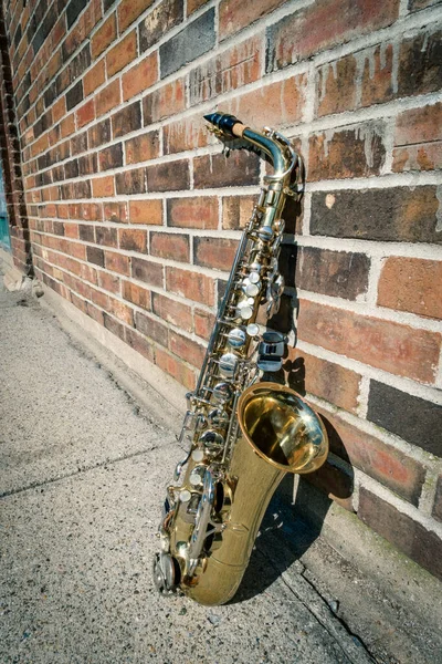 Outdoor Jazz Entretenimento Instrumento Musical Saxofone Com Fundo Rua Grungy — Fotografia de Stock