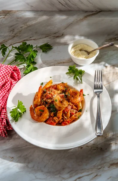 Autêntico Jantar Italiano Penne Ragu Alla Bolognese Com Camarão Tail — Fotografia de Stock