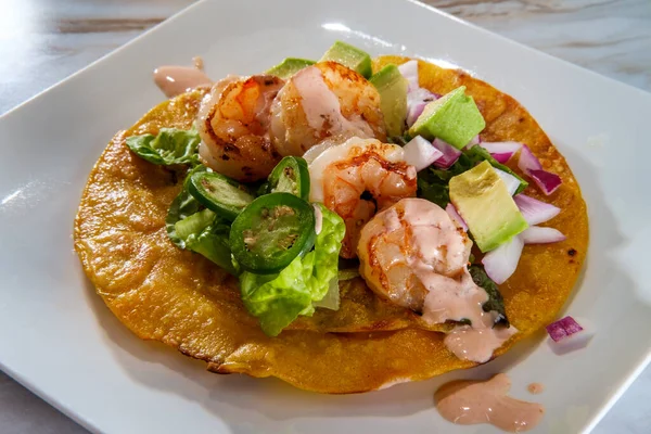 Meksykańskie Krewetki Tostada Płaskie Tacos Sosem Pomarańczowym Chipotle — Zdjęcie stockowe