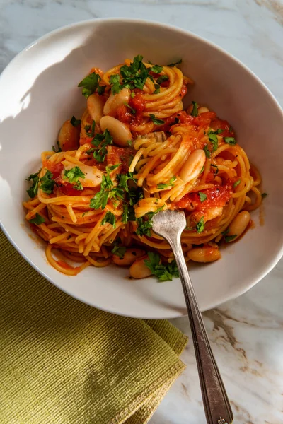 Spaghetti Piccanti Italiani Tutti All Arrabbiata Con Fagioli Cannellini Alla — Foto Stock