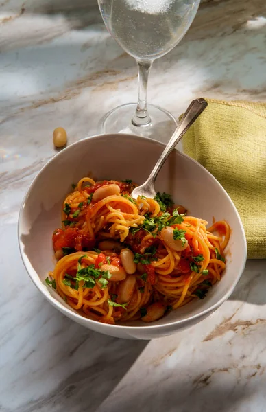 Pasta Espaguetis Picante Italiana Toda Arrabbiata Con Frijoles Cannellini Luz — Foto de Stock