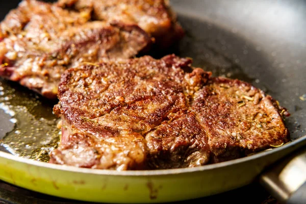 Tavada kızarmış biftek ve cızırdayan zeytinyağı.