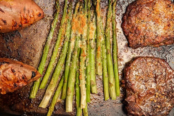 Carne Res Bien Costilla Sin Hueso Filete Club Con Espárragos —  Fotos de Stock