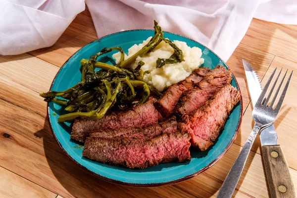 Medium Rare Steak Dinner Mashed Potatoes Broccolini — Stock Photo, Image