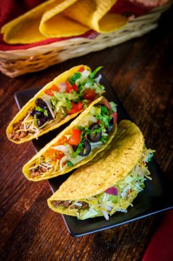 Meksika usulü salata, zeytin dilimlenmiş marul ve domates de dahil.