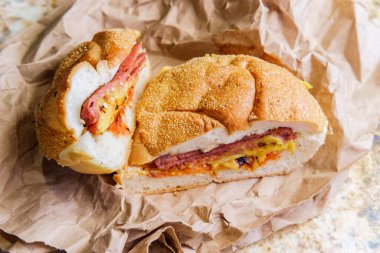 Taylor jambonu, domuz eti, yumurta ve peynirli kahvaltı sandviçi Kayzer rulosunda tuz biberi ve ketçapla New Jersey 'den