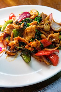 Phat kaphrao Thai fesleğenli tavuk Asya sebzesiyle kızartılmış.