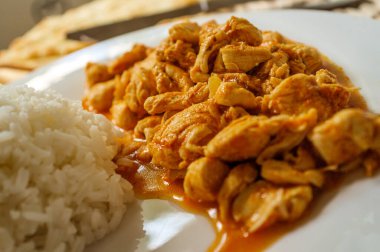 Otantik Hint mutfağı Tikka Masala, yasemin pilavıyla servis edilir.