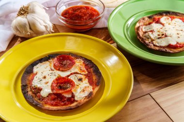 Domates soslu ve mozzarella peynirli glütensiz tortilla taco pizza.