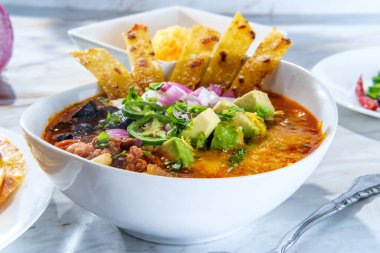 Meksika biftekli taco çorbası, fasulye ve süslemeli.