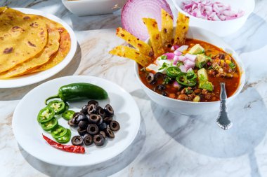 Meksika biftekli taco çorbası, fasulye ve süslemeli.