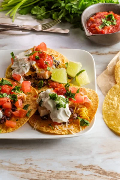 Mexické Kuřecí Tostada Ploché Tacos Rýží Černé Fazole Salsa Zakysanou — Stock fotografie