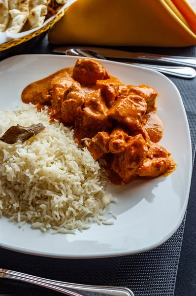 Αυθεντική Ινδική Κουζίνα Tikka Masala Μέντα Chutney Και Ψωμί Naan — Φωτογραφία Αρχείου