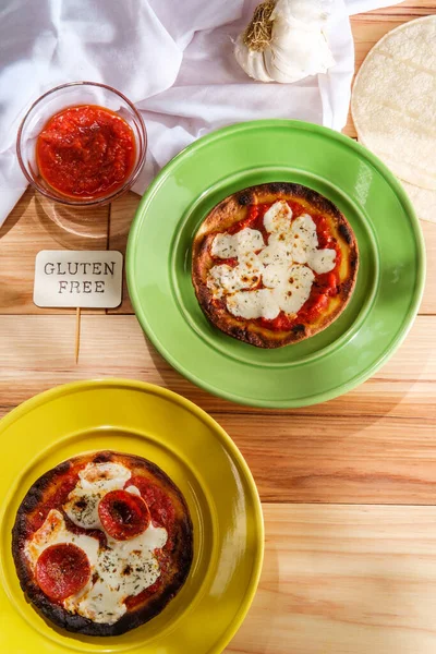 Glutenvrije Korst Tortilla Taco Pizza Met Tomatensaus Mozzarella Kaas — Stockfoto