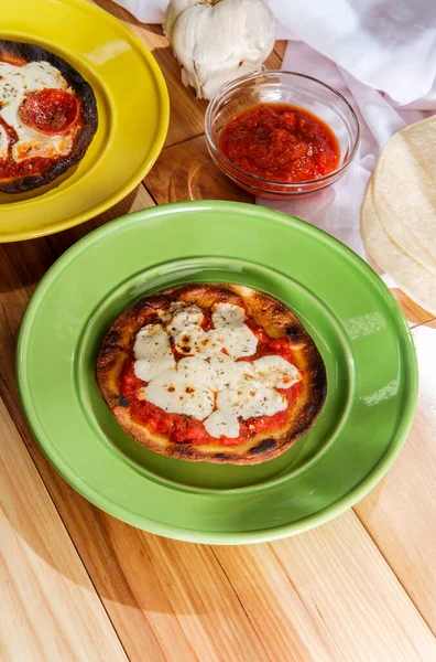 Glutenvrije Korst Tortilla Taco Pizza Met Tomatensaus Mozzarella Kaas — Stockfoto