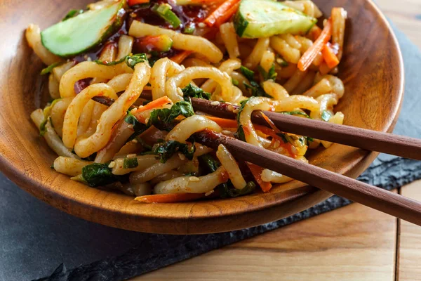 Kızarmış kimchi udon erişteli bokkeum taze salatalık havucu ve gochujang sosuyla birlikte.