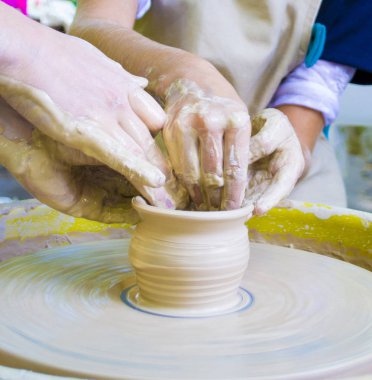 iş üstünde a potter's tekerlek üzerinde ana sınıfı