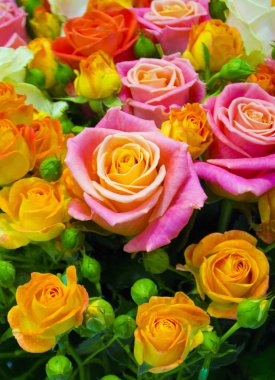 Festival sarı ve turuncu gül buketi