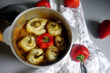 bir kazanda acı sos lu biber      
