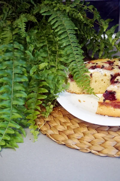 Torta Con Fragole Pera Piatto Bianco — Foto Stock