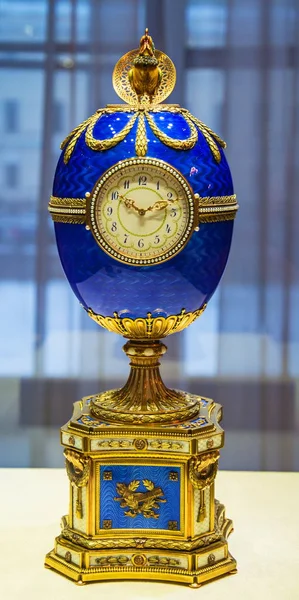 以优雅的复活节彩蛋的形式观看 来自圣彼得堡法贝吉博物馆的藏品 圣彼得堡 俄罗斯 2019年1月2日 免版税图库图片