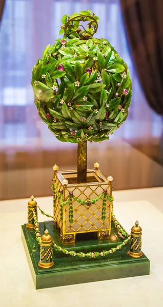 复活节彩蛋 用宝石装饰 以橘子树的形式 位于圣彼得堡的法贝吉博物馆 圣彼得堡 俄罗斯 2019年1月2日 图库照片
