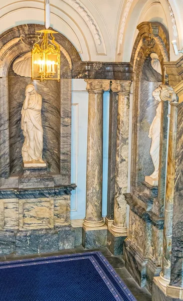 圣彼得堡大理石宫殿大楼梯的碎片 18世纪 建筑师里纳尔迪 雕塑家舒宾 圣彼得堡 俄罗斯 2019年1月3日 免版税图库照片