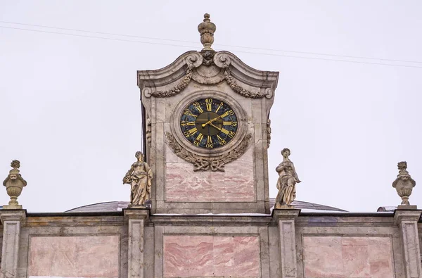 Архітектура Xviii Століття Годинникова Вежа Скульптурами Стокове Зображення