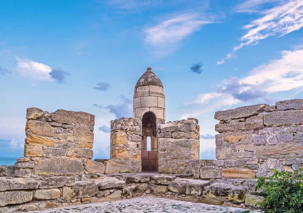 古代の要塞の石や遺跡は ケルチで黒海に Yenikale — ストック写真