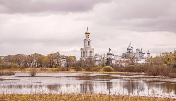 Древний Монастырь Берегу Реки Великом Новгороде — стоковое фото