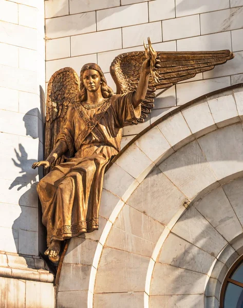 Socha Archangela Uriela Ohněm Ruce Stěně Chrámu — Stock fotografie