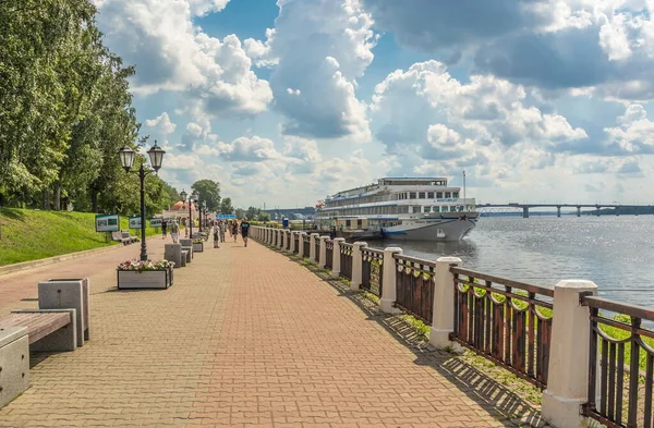 俄罗斯的金戒指这艘汽船停靠在科斯特罗马伏尔加河堤上的码头上 俄罗斯 科斯特罗马2020年7月27日 — 图库照片
