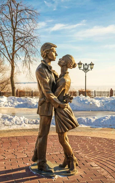 公園内の堤防で恋に落ちた少女と青年の出会いを描いた彫刻 ロシア ウリヤノフスク 2020年2月10日 — ストック写真