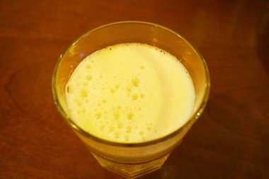 Renkli, güzel, çeşitli ünlü şekerler ve lolipop dilimleri. 