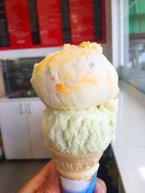 Lezzetli rengarenk dondurma külahta ve çubukta servis edilir.