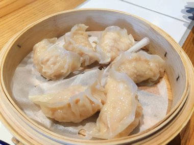 Domuz eti ile derin Kızarmış köfte kıyma havuç zar erişte Pirinç Noodle Asya geleneksel yemek mutfağı soya sos daldırma ile doldurma 