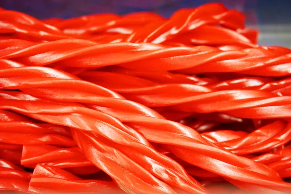 Photo libre de droit de Rouge Vif Réglisse Candy banque d'images et plus  d'images libres de droit de Réglisse - Réglisse, Rouge, Confiserie - Mets  sucré - iStock