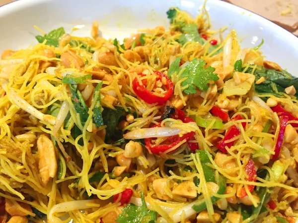 Lezzetli pirinç noodle pansit ot fıstık havuç lahana Asya Mutfağı Malezya gıda biber salatası 
