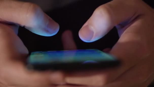 Textning man på en smartphone-enhet. — Stockvideo