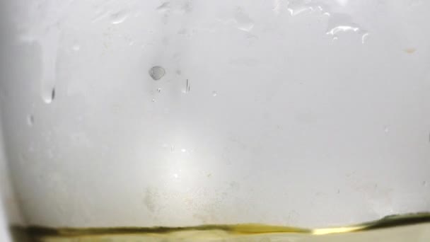 Il caffè è dissolto in un bicchiere. Fondo bianco — Video Stock