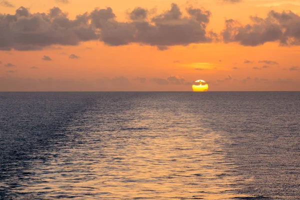 Onda do mar de perto, vista de baixo ângulo, tiro ao pôr do sol — Fotografia de Stock