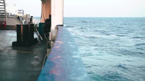 Un pétrolier traverse l'océan. Tirer depuis le pont — Video