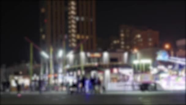 Trilhas de trânsito urbano moderno com paisagem urbana fundo timelapse noite, praça com pessoas e fontes coloridas — Vídeo de Stock