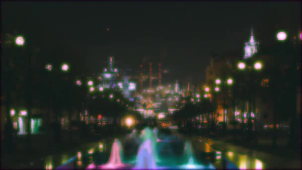 Borroso estilo Cyberpunk, modernos senderos de tráfico urbano con paisaje urbano de fondo timelapse noche, plaza con personas y fuentes de colores — Vídeo de stock