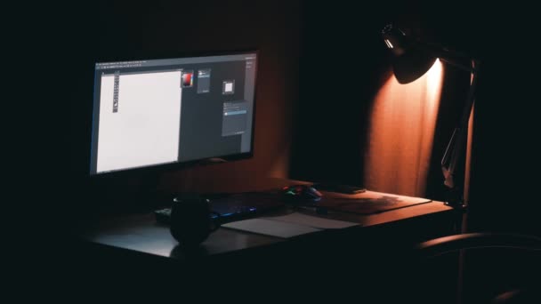 Desktop freelancer. Färgade mus och tangentbord, hett kaffe, lampa, 29 tum bildskärm — Stockvideo