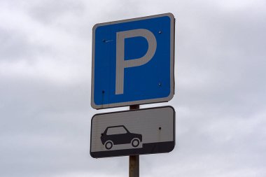 Asfalt bir arka plan üzerinde Rust Road işaretleri. Otopark.