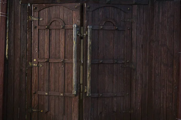 Portas de madeira velhas com anéis — Fotografia de Stock